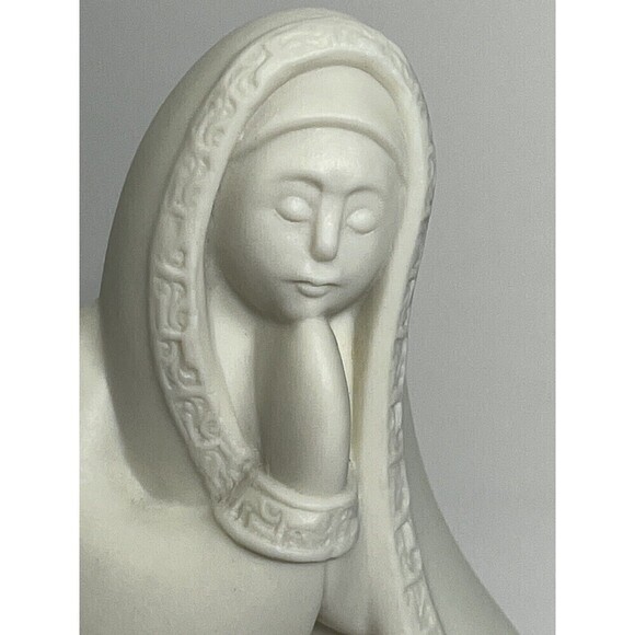 Porcelain Virgin Mary Mother Of Jesus Praying 4.5” Tall Signed - Picture 2 of 16